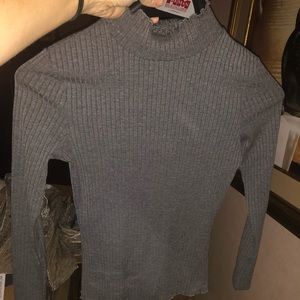 Grey turtle neck crop / shirt
